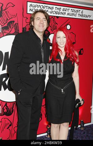 Jonathan Ross e la moglie Jane Goldman arrivano al Music Industry Trust Awards 2009 al Grosvenor House Hotel di Londra. Foto Stock