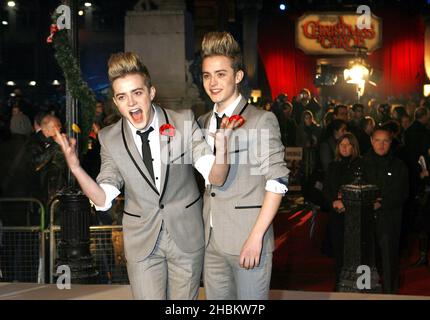 I Twins X Factor John e Edward Grimes arrivano a una prima mondiale del Carol di Natale, Leicester Square, Londra Foto Stock