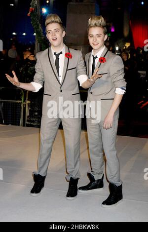 I Twins X Factor John e Edward Grimes arrivano a una prima mondiale del Carol di Natale, Leicester Square, Londra Foto Stock