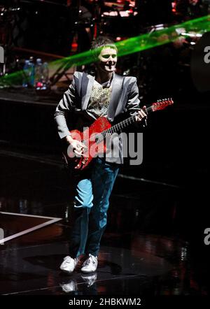 Matthew Bellamy of Muse si esibisce sul palco alla 02 Arena di Londra Foto Stock