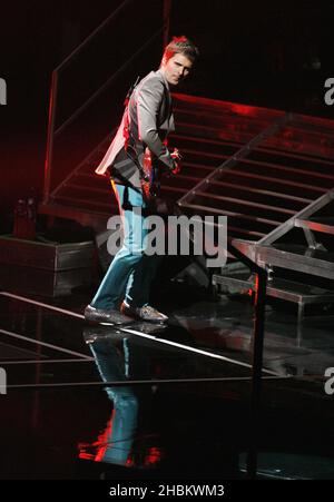 Matthew Bellamy of Muse si esibisce sul palco alla 02 Arena di Londra Foto Stock