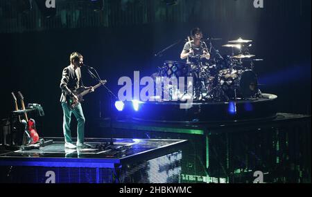 Matthew Bellamy (L), Dominic Howard (C) e Christopher Wolstenholme of Muse suonano sul palco alla 02 Arena di Londra Foto Stock