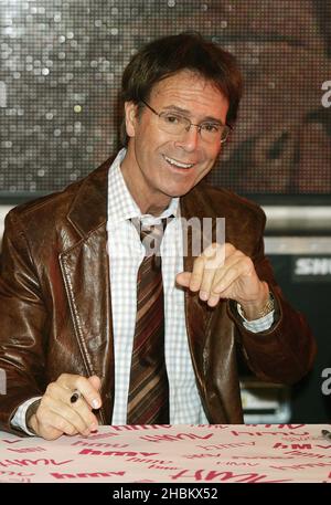 Cliff Richard, a Cliff Richard e The Shadows, DVD firma a HMV, Oxford Circus, Londra Foto Stock