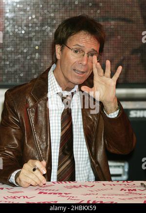 Cliff Richard, a Cliff Richard e The Shadows, DVD firma a HMV, Oxford Circus, Londra Foto Stock