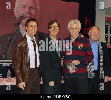 Cliff Richard, Hank Marvin, Bruce Welch e Brian Bennett di Cliff Richard e The Shadows, DVD firma a HMV, Oxford Circus, Londra Foto Stock