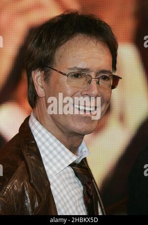 Cliff Richard, a Cliff Richard e The Shadows, DVD firma a HMV, Oxford Circus, Londra Foto Stock