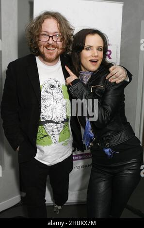 Juliette Lewis si presenta con DJ Jeff Lloyd dopo aver suonato alla Absolute radio di Londra Foto Stock