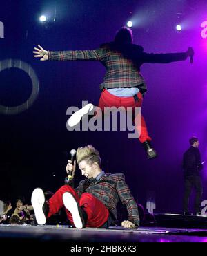 John e Edward, AKA Jedward, suonano durante il Jingle Bell Ball della FM Capital presso la O2 Arena di Londra. Foto Stock