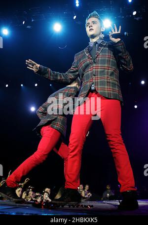 John e Edward, AKA Jedward, suonano durante il Jingle Bell Ball della FM Capital presso la O2 Arena di Londra. Foto Stock