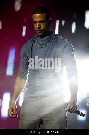 Marvin Humes of JLS si esibisce durante il Jingle Bell Ball della Capital FM alla O2 Arena di Londra. Foto Stock