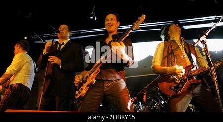 Gary Kemp, Tony Hadley, John Keebie, Martin Kemp e Steve Norman si esibiscono in un concerto per Heart radio all'Orchid di Londra Foto Stock