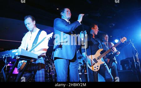 Gary Kemp, Tony Hadley, John Keebie, Martin Kemp e Steve Norman di Spandau Ballet si esibiscono in un concerto per Heart radio all'Orchid di Londra Foto Stock