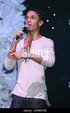 Aston Merrygold di JLS suona sul palco al Sunshine al Christmas Party al Troxy di Londra. Foto Stock