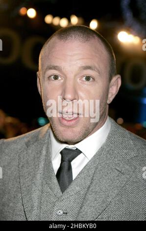 Guy Ritchie arriva alla prima mondiale di Sherlock Holmes all'Empire, Leicester Square, Londra Foto Stock