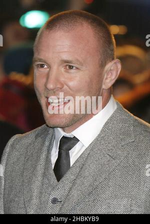 Guy Ritchie arriva alla prima mondiale di Sherlock Holmes all'Empire, Leicester Square, Londra Foto Stock