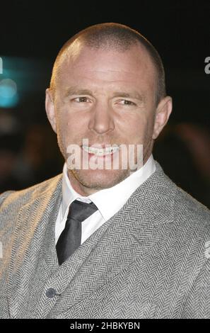 Guy Ritchie arriva alla prima mondiale di Sherlock Holmes all'Empire, Leicester Square, Londra Foto Stock