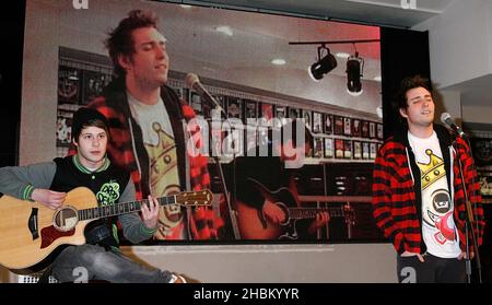 Matt Barnes, Josh Tranceschi e Chris Miller of You Me at Six eseguono un set acustico a HMV su Oxford Circus nel centro di Londra. Foto Stock