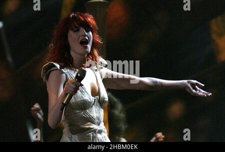 Florence Welch aka Florence and the Machine si esibisce sul palco durante I BRIT Awards 2010, presso Earls Court, Londra. Foto Stock