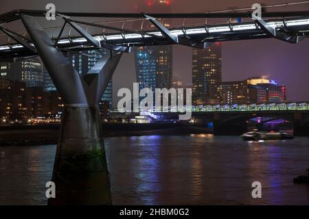 Londra Millennium Footbridge & uno Blackfriars a Londra, Inghilterra. Foto Stock