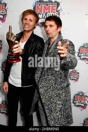 Muse con il Premio per la migliore banda britannica alla Sala dei Premi NME presso l'Academy Brixton 02, Londra. Foto Stock