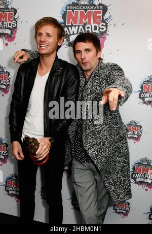 Muse con il Premio per la migliore banda britannica alla Sala dei Premi NME presso l'Academy Brixton 02, Londra. Foto Stock