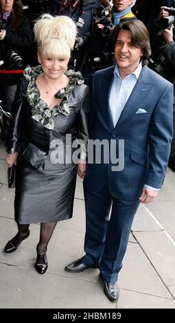 Barbara Windsor e il marito Scott Mitchell arrivano al Tric Awards al Grosvenor House Hotel di Londra Foto Stock