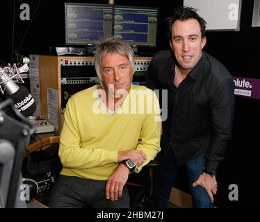 Paul Weller ad un'intervista con Christian o'Connell presso Absolute radio, Londra. Paul Weller lancia Absolute radio Live con un concerto esclusivo per soli 20 ascoltatori presso la sede centrale della stazione radio nazionale di Golden Square, Soho, Londra, il 20,2010 aprile. È l'inizio di una ricca serie di eventi dal vivo che Absolute radio trasmetterà quest'anno, tra cui l'Isle of Wight Festival, il V Festival e il Kings of Leon Live da Hyde Park. Foto Stock