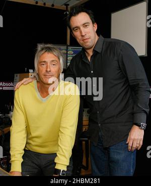 Paul Weller ad un'intervista con Christian o'Connell presso Absolute radio, Londra. Paul Weller lancia Absolute radio Live con un concerto esclusivo per soli 20 ascoltatori presso la sede centrale della stazione radio nazionale di Golden Square, Soho, Londra, il 20,2010 aprile. È l'inizio di una ricca serie di eventi dal vivo che Absolute radio trasmetterà quest'anno, tra cui l'Isle of Wight Festival, il V Festival e il Kings of Leon Live da Hyde Park. Foto Stock