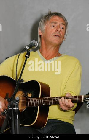 Paul Weller lancia Absolute radio Live con un concerto esclusivo per soli 20 ascoltatori presso la sede centrale della stazione radio nazionale di Golden Square, Soho, Londra, il 20,2010 aprile. È l'inizio di una ricca serie di eventi dal vivo che Absolute radio trasmetterà quest'anno, tra cui l'Isle of Wight Festival, il V Festival e il Kings of Leon Live da Hyde Park. Foto Stock