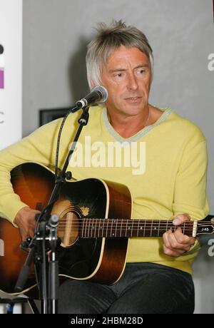 Paul Weller lancia Absolute radio Live con un concerto esclusivo per soli 20 ascoltatori presso la sede centrale della stazione radio nazionale di Golden Square, Soho, Londra, il 20,2010 aprile. È l'inizio di una ricca serie di eventi dal vivo che Absolute radio trasmetterà quest'anno, tra cui l'Isle of Wight Festival, il V Festival e il Kings of Leon Live da Hyde Park. Foto Stock