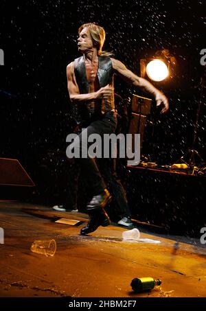 Iggy Pop suona all'HMV Apollo Hammersmith di Londra. Foto Stock