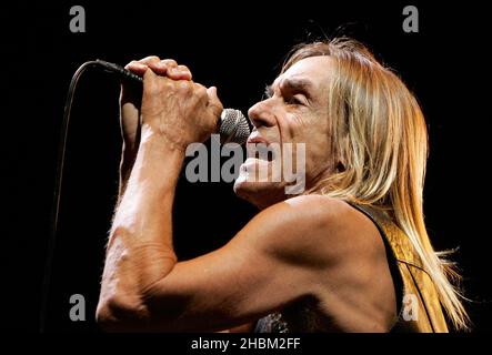 Iggy Pop suona all'HMV Apollo Hammersmith di Londra. Foto Stock