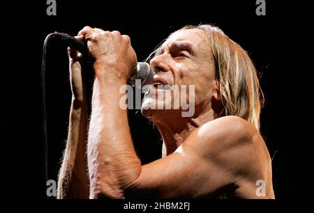 Iggy Pop suona all'HMV Apollo Hammersmith di Londra. Foto Stock
