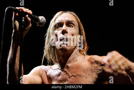Iggy Pop suona all'HMV Apollo Hammersmith di Londra. Foto Stock