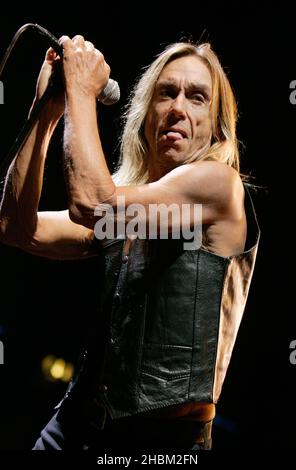 Iggy Pop suona all'HMV Apollo Hammersmith di Londra. Foto Stock