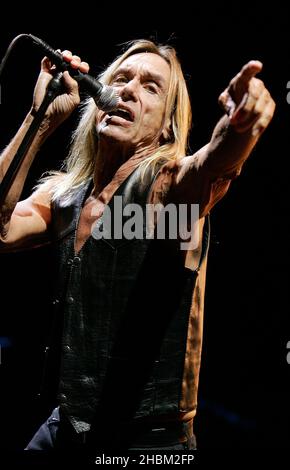 Iggy Pop suona all'HMV Apollo Hammersmith di Londra. Foto Stock