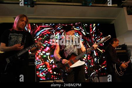 Tim Blake, MR Dibs e Dave Brock, Niall Hone di Hawkwind si esibiscono al lancio DELLA MOJO Honors List all'HMV di Oxford Street a Londra. Foto Stock