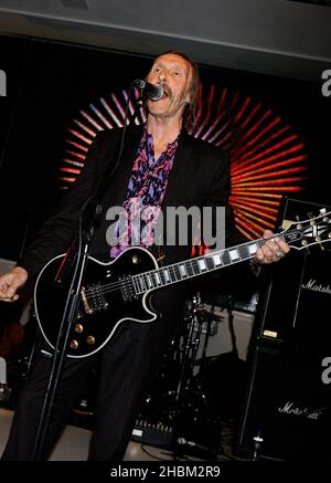 Dave Brock of Hawkwind suona al lancio DELLA MOJO Honors List alla HMV di Oxford Street a Londra. Foto Stock