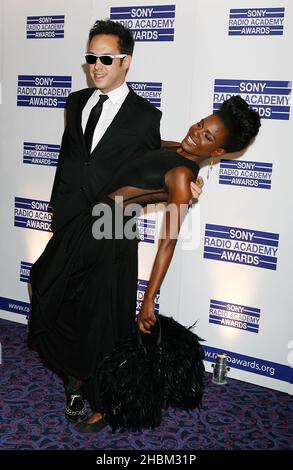 Shingai Shoniwa e Dan Smith of the Noisettes arrivano ai Sony radio Awards al Grosvenor House Hotel il 10,2010 maggio. Foto Stock