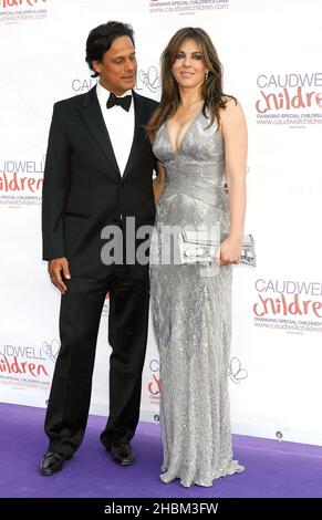 Liz Hurley e il marito Arun Nayar arrivano al Caudwell Children Butterfly Ball a Battersea Evolution nel sud di Londra. Foto Stock