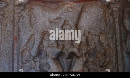 Il Tempio della Grotta di Varaha. Statue antiche scolpite nella roccia. Questo è uno dei tratti di diverse scritture indù. Retro rock Foto Stock