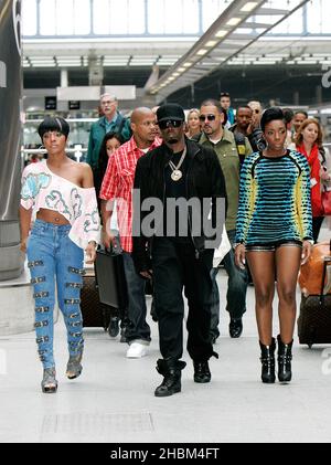 P Diddy e la sua band Diddy Dirty Money arrivano a Londra tramite Eurostar per promuovere il singolo "Hello Good Morning". Foto Stock