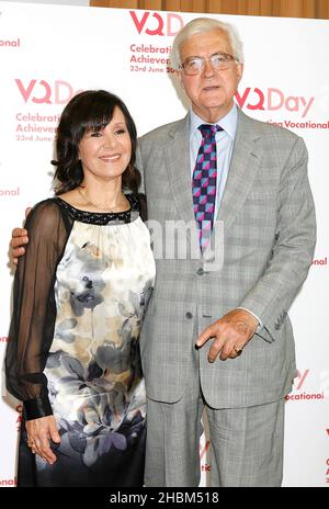 Arlene Phillips e Lord Kenneth Baker al VQ Learner of the Year Awards, presso il Royal Horticultural Halls di Londra il 23 giugno 2010. Foto Stock