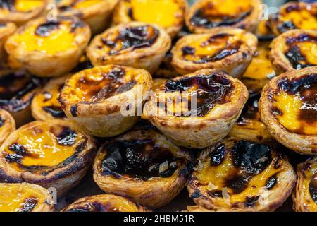 Primo piano di molti pastello de nata - dolce tradizionale portoghese Foto Stock