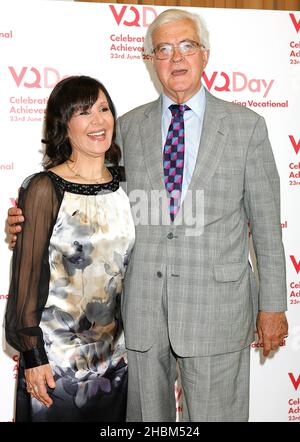 Arlene Phillips e Lord Kenneth Baker al VQ Learner of the Year Awards, presso il Royal Horticultural Halls di Londra il 23 giugno 2010. Foto Stock