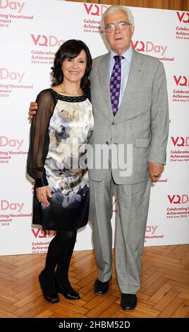 Arlene Phillips e Lord Kenneth Baker al VQ Learner of the Year Awards, presso il Royal Horticultural Halls di Londra il 23 giugno 2010. Foto Stock