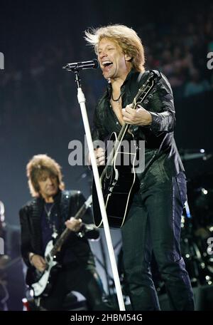 Richie Sambora e Jon Bon Jovi suonano insieme a Bon Jovi all'Arena 02 di Londra Foto Stock