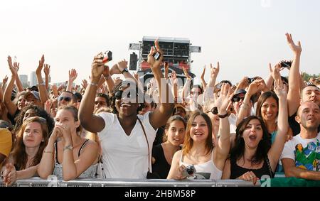 I fan si immergerano nell'atmosfera mentre Jamiroquai si esibisce sul palco presso l'Hard Rock Calling, Hyde Park Foto Stock