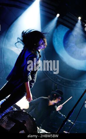 Alison Mosshart e Jack White of the Dead Weather si esibiscono sul palco alla Roundhouse di Londra Foto Stock