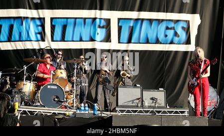 Katie White e Jules de Martino of the Ting Tings si esibiscono sul palco al Wireless Festival di Hyde Park, Londra Foto Stock